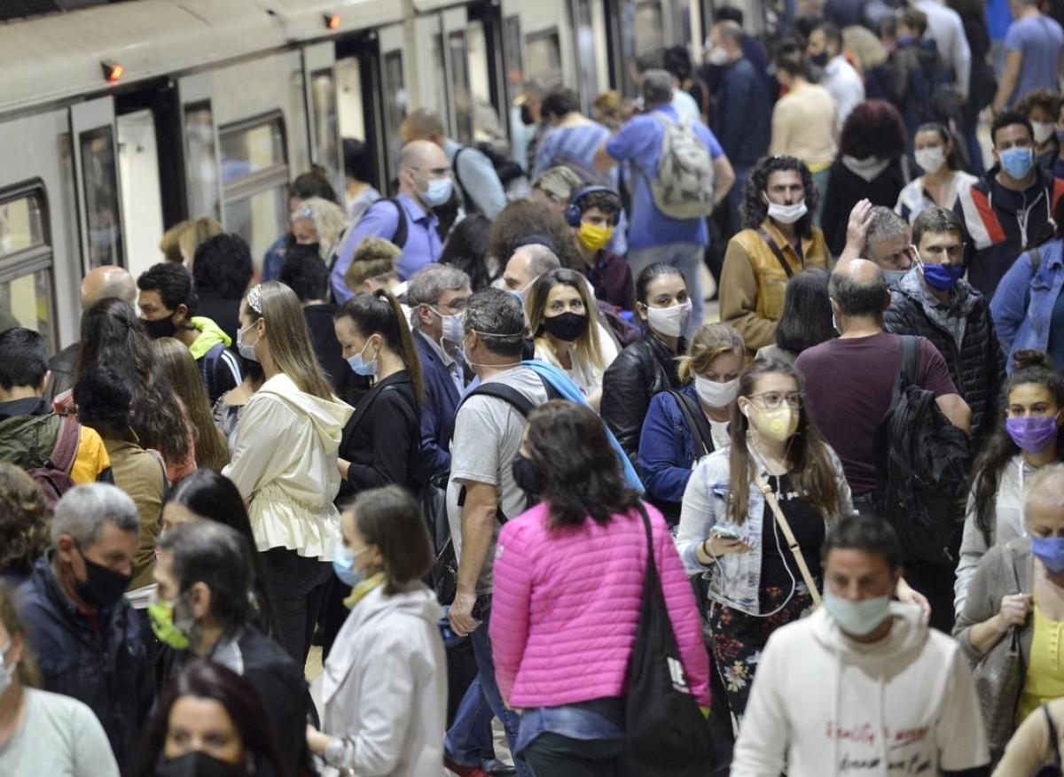 Grippe : le port du masque recommandé dans les lieux confinés