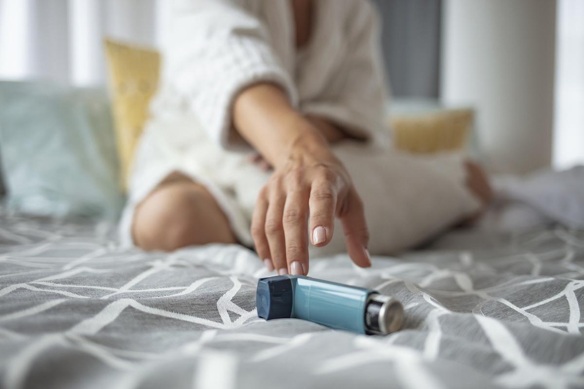Asthme léger : LABA-corticoïde inhalé à la demande réduisent de moitié le risque d’exacerbations sévères