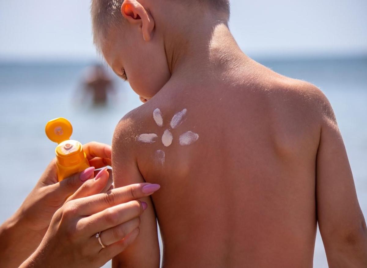 Anti-sunscreen : une tendance dangereuse qui se diffuse sur les réseaux sociaux 