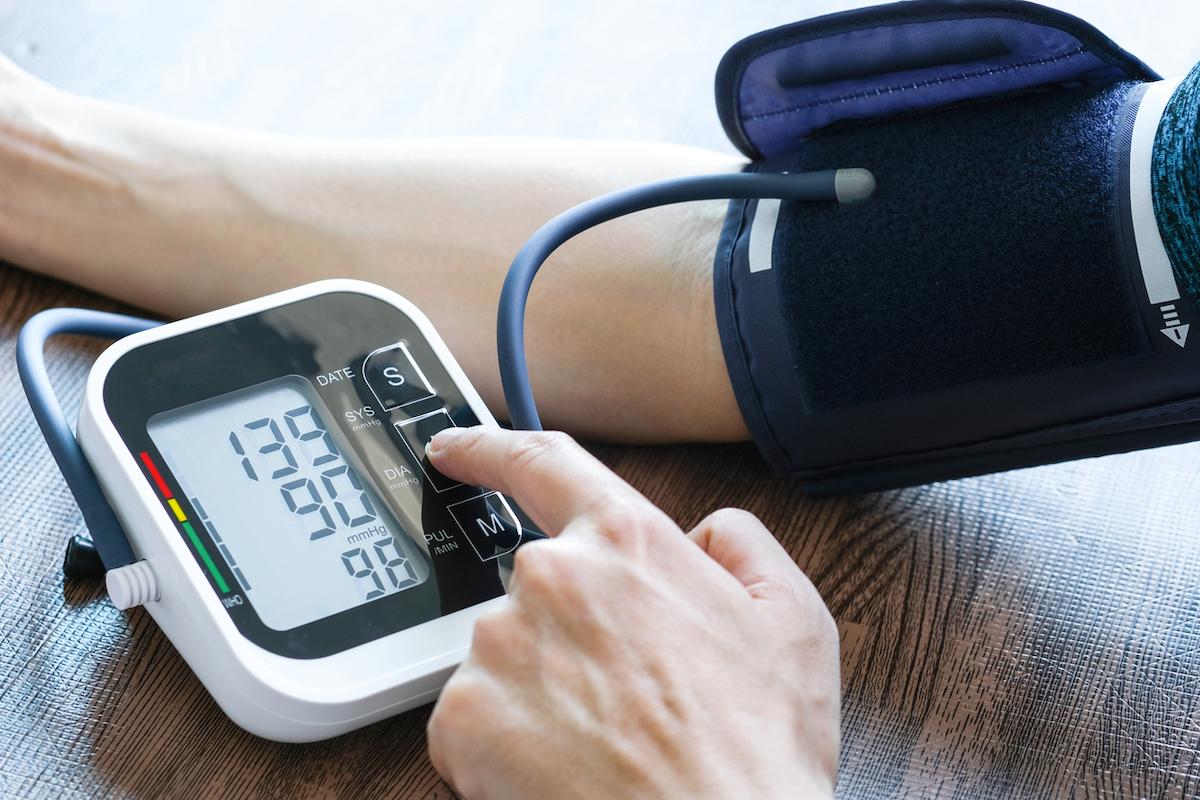 HTA résistante : un inhibiteur sélectif de la synthèse de l’aldostérone réduit la PA